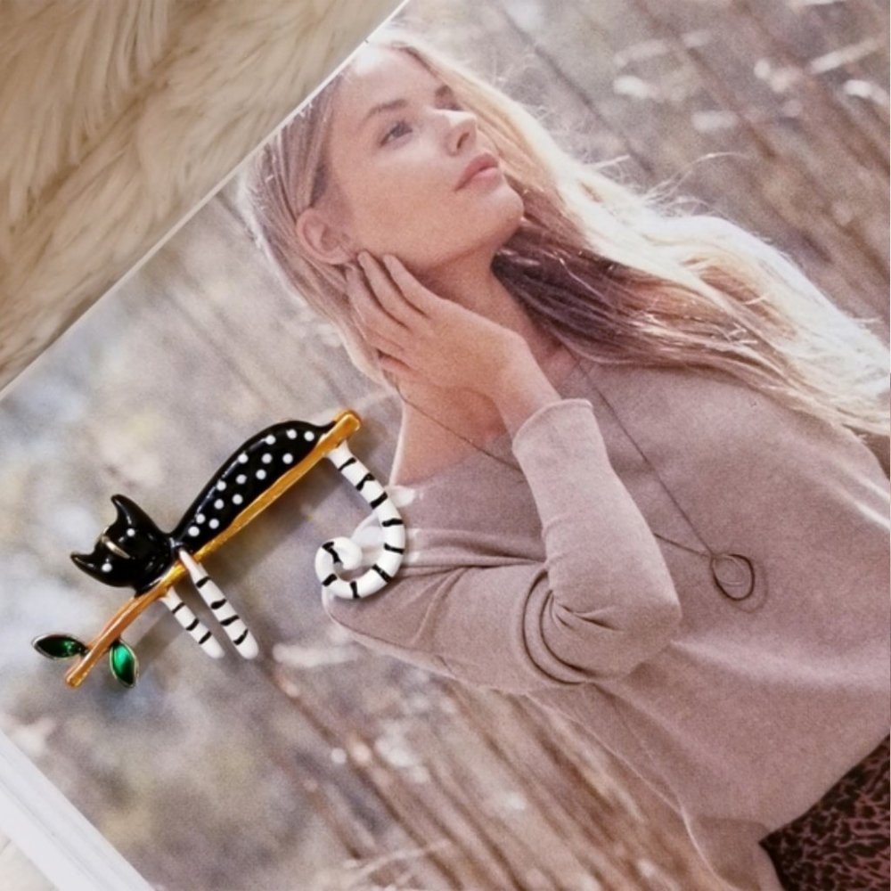 18K Gold Lazy Cat Brooch - Picture 15 of 16